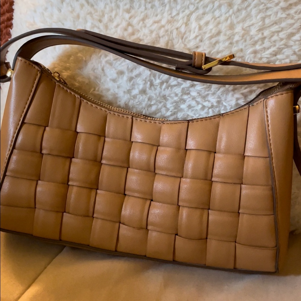 Tan/light brown shoulder bag